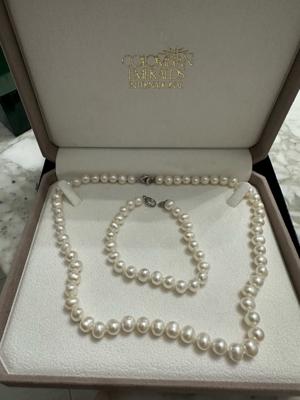 Colombian Emeralds White Pearl Necklace and Bracelet Set